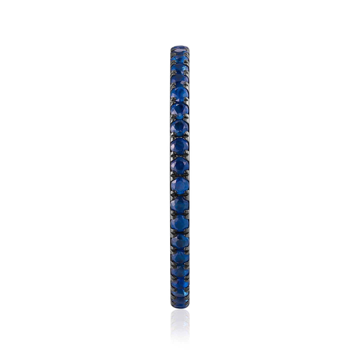 Anillo de oro negro de 18 quilates con zafiro azul engastado en garras